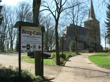 Emmerich-Hochelten : Auf dem Eltenberg, im Hintergrund die St. Vitus Kirche